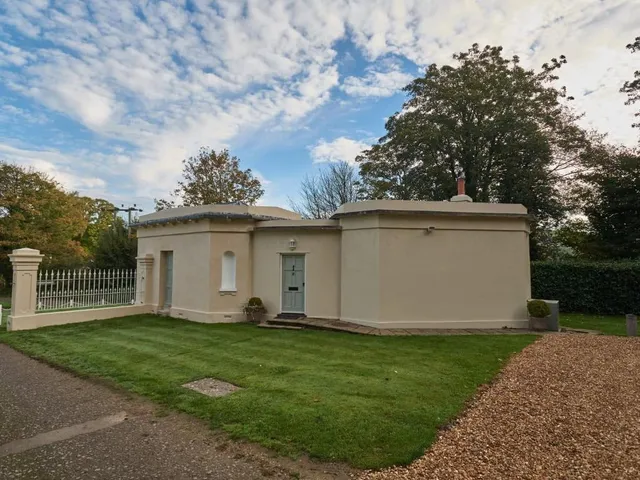 East Lodge: A Gatehouse Haven in Rockbourne