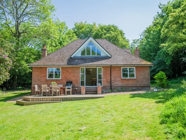 Fir Trees Cottage: Your Idyllic New Forest Retreat in Woodgreen