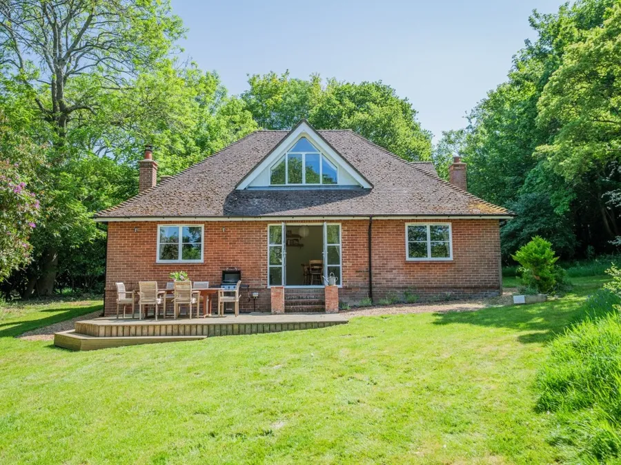 Fir Trees Cottage: Your Idyllic New Forest Retreat in Woodgreen