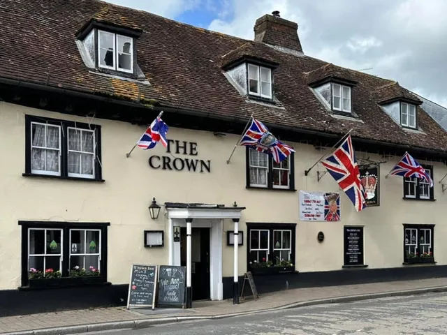 The Crown Inn: Fordingbridge’s Enduring High Street Anchor