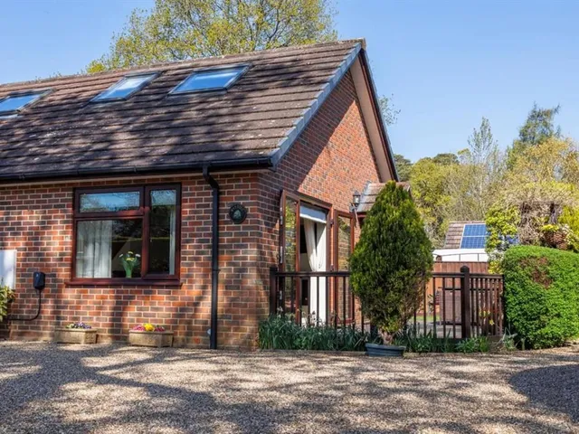 Wayside Cottage: A Modern Retreat in Fordingbridge